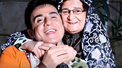  فیلم / بغض داریوش فرضیایی پس از دریافت جایزه بهترین فیلم از نگاه مردمی: جای مادرم خالی است