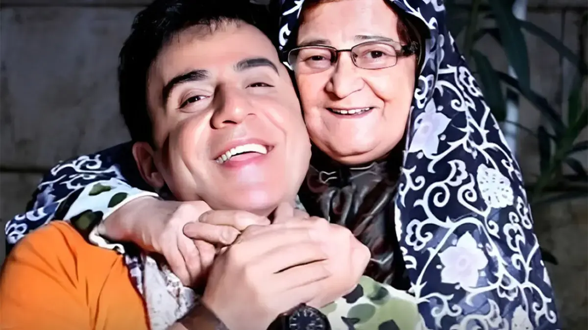 فیلم / بغض داریوش فرضیایی پس از دریافت جایزه بهترین فیلم از نگاه مردمی: جای مادرم خالی است