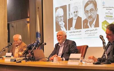  ظریف: اوضاع سورئالی است؛ سلطنت طلبان مرا «مزدور سپاه» می خوانند و جماعتی در تهران «مزدور آمریکا!/ مشکل ما این است که نمی‌شنویم، بلکه فقط دوست داریم صحبت کنیم و نشنویم