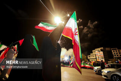 گرگانیها زیر باران هم پرچم جمهوری اسلامی را برافراشته نگه داشتند