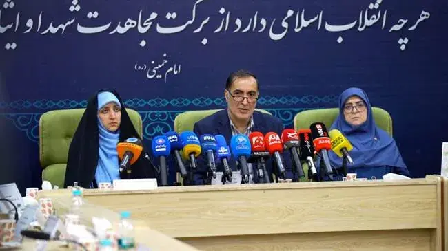  رونمایی از کتاب «خونابه میناب» و تجلیل از جمعی از خانواده شهدا برگزار شد