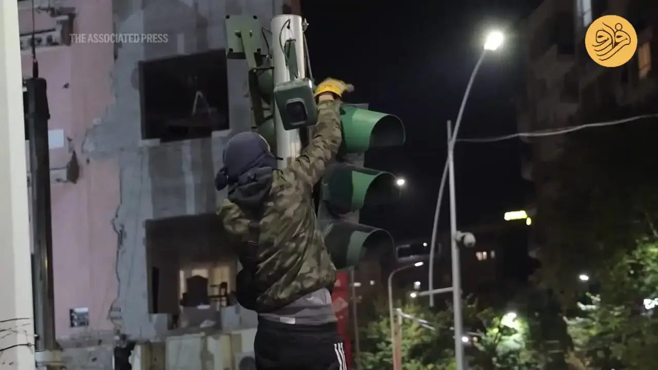  دانشجویا خشمگین در خیابان