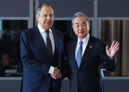 لاوروف و وانگ یی در باکو درباره ایران و آمریکا گفت‌وگو کردند