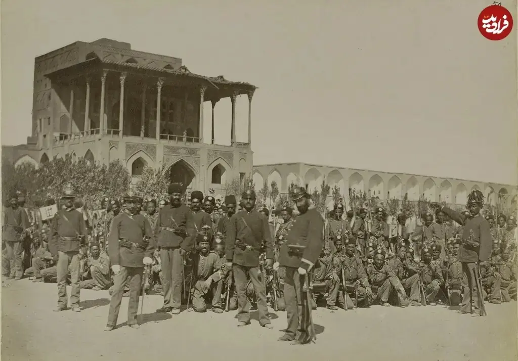 سربازان قاجاری در میدان نقش جهان اصفهان / عکس