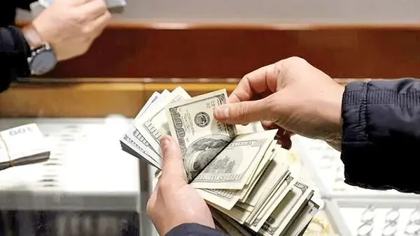 چرا دلار از قله عقب نشست؟