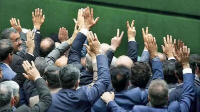  روزنامه جمهوری اسلامی: تفرقه می افکنید، تهمت می زنید، خلاف نظر رهبری عمل می کنید و اسمش را می گذارید انقلابی‌گری؟