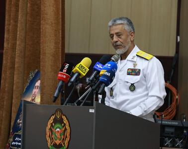دریادار سیاری: تنگه هرمز بسته است؛ اگر باز بود قیمت بنزین در آمریکا افزایش پیدا نمیکرد