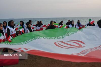 اهتزاز پرچم مقدس جمهوری اسلامی ایران در ساحل چابهار