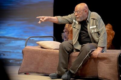  لذت دیدن حرفه‌ای‌ها روی صحنه؛ «جزیره» چگونه از تئاتر اصیل دفاع می‌کند؟