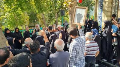  ننه عصمت روی دستان مردم تهران تشییع شد
