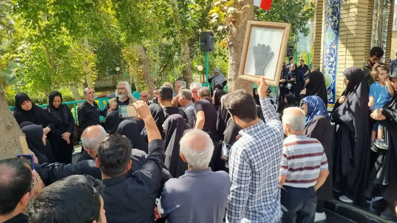  ننه عصمت روی دستان مردم تهران تشییع شد