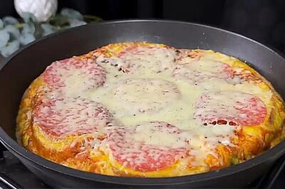  طرز تهیه پیتزای فوری با نان باگت و تخم مرغ در ماهیتابه