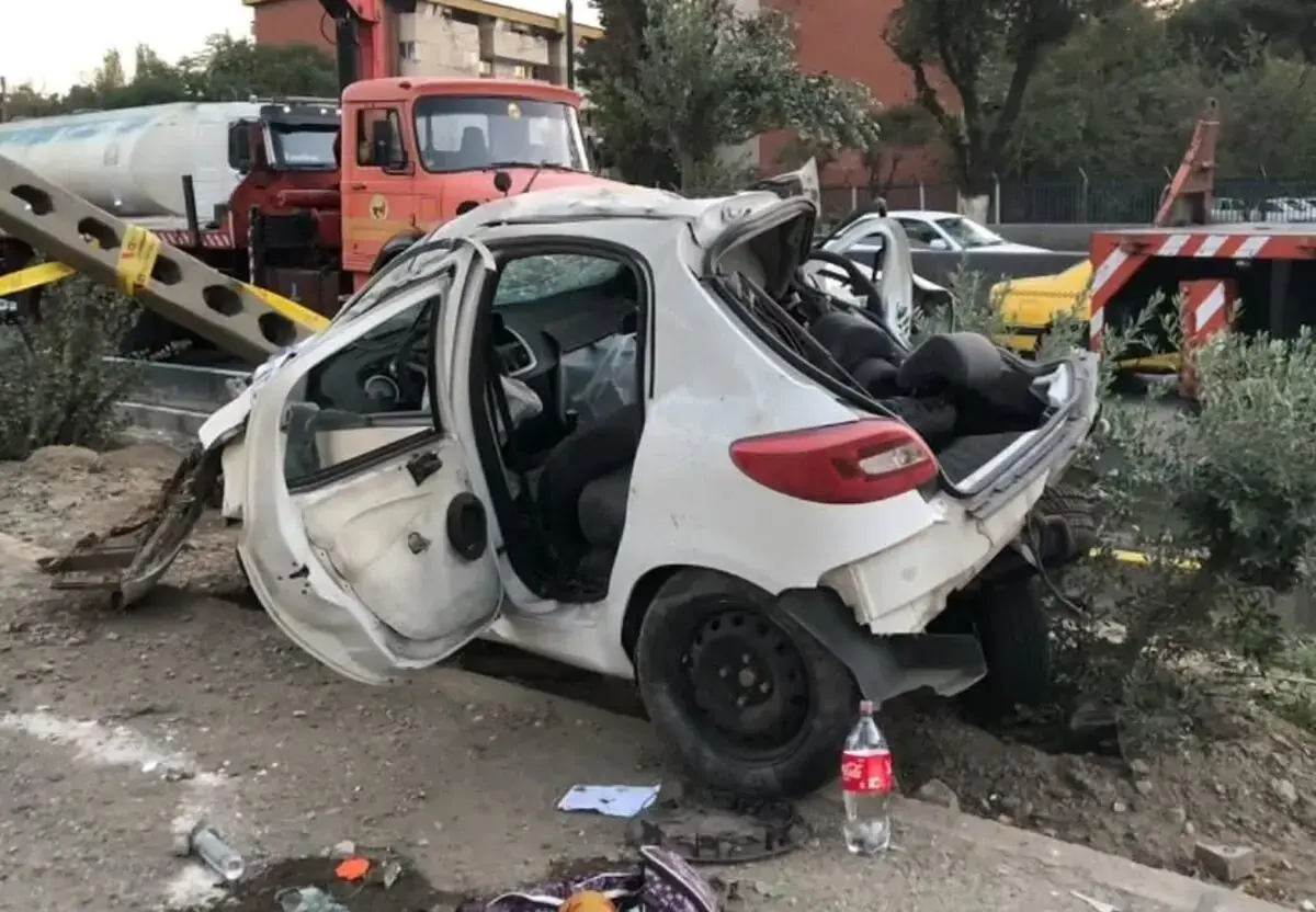  مرگ ۲ زن در تصادف پژو ۲۰۷ با تیر چراغ برق