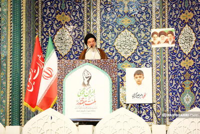 رزمندهای که کشتی را در تنگه هرمز زد، برای تامین امنیت شما بود؛ چرا نیش میزنید | چهار ناوگان آمریکا فرار کردهاند