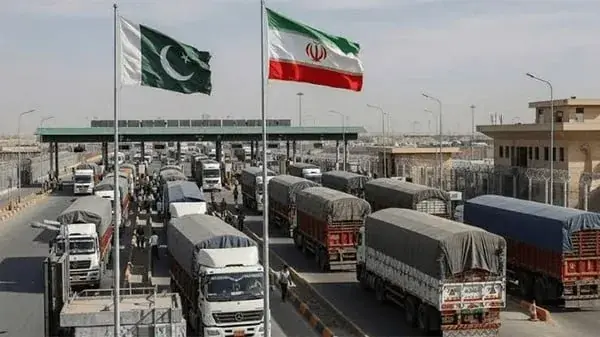  مرز پاکستان باز است اما امکان صادرات کالا برای دور زدن محاصره دریایی وجود ندارد / 3000 کامیون ایرانی پشت تحریم بانکی کشور گیر افتاده اند