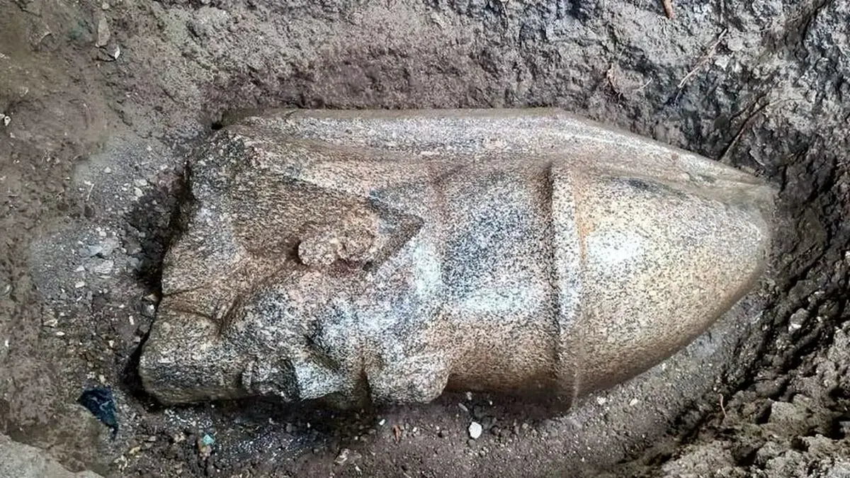  مردی سنگی مرموز را مقابل خانه‌اش پیدا کرد که گنجی ۳۳۰۰ ساله بود!