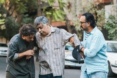انتقال رضا شفیعی جم به بیمارستان در جریان ضبط + عکس