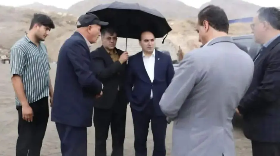 آقای مدیرکل! دستت را از جیب درآور و چترت را خودت بگیر - مردم سالاری آنلاین