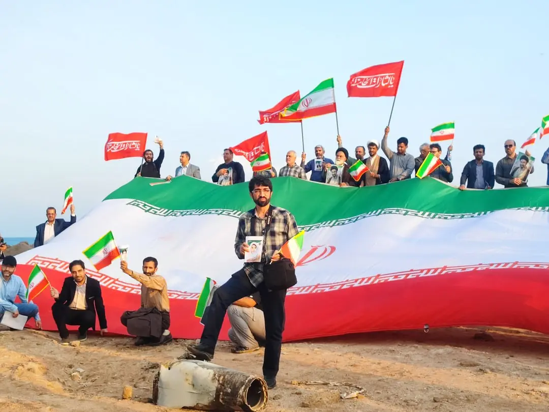  اساتید دانشگاه پرچم ایران را در هرمز بالا بردند | آخرین خبر