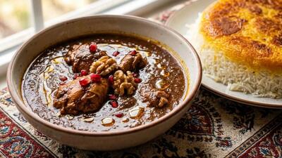  مرغ با سس انار و گردو؛ طعم دل چسب فسنجان با روشی ساده تر و سریع تر