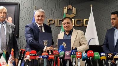  لحظه امضای تفاهمنامه بین باشگاه استقلال و مرکز آکادمی ملی ورزش صربستان