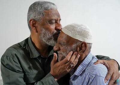  دیدار دریادار عظمایی با خانواده شهدای جزیره هرمز در جنگ تحمیلی سوم