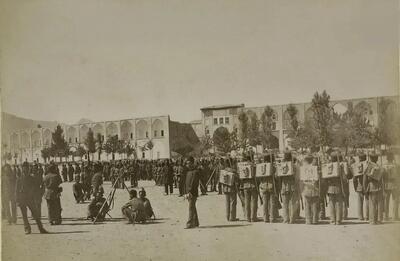  حضور سربازان قاجار در میدان نقش‌جهان