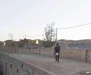  فوتبال روی پشت‌بام دو خانه؛ دو جوان ایرانی با ۱۰ میلیون بازدید دنیا را غافلگیر کردند! (فیلم)