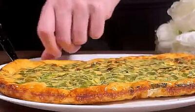  طرز تهیه املت پفکی با پنیر و پیازچه؛ یک صبحانه ساده و خوشمزه