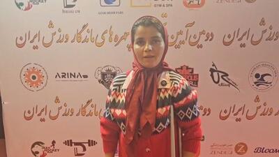  نقاشی که به مقصد نرسید؛ بانوی که برای دیدار با علی پروین در مراسم چهره های ماندگار ورزش حضور یافت