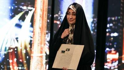  برنده جشنواره فیلم کوتاه تهران جایزه خود را به رهبر شهید تقدیم کرد