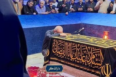  پزشکیان در حرم رضوی به مزار رهبر شهید انقلاب ادای احترام کرد