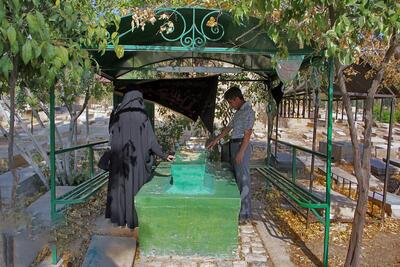  از مقبره‌ سبز سربازِ گمنام امام زمان (عج) تا وصیتِ عجیبِ مردی با مویی از پیامبر در دارالسلام شیراز | تصاویر