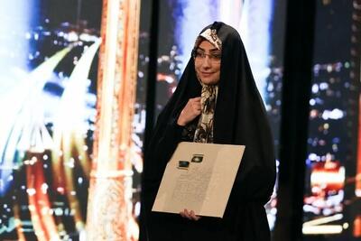  برنده بهترین مستند جشنواره فیلم کوتاه تهران، جایزه خود را به رهبر شهید تقدیم کرد