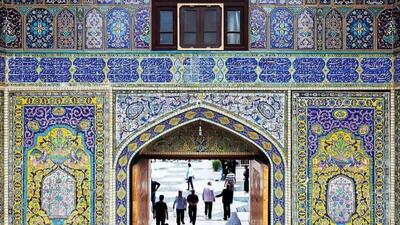 انتقاد روزنامه جمهوری اسلامی از شعارها در حرم امام رضا/ جلوی اینها را بگیرید، پیش از آن که خنجرشان بر پشت ایران و انقلاب بنشیند/ پشتِ اینان به کجا گرم است که چنین تندباد می‌شوند در انسجام ملی؟/ ویدئویی از شعاردهندگان