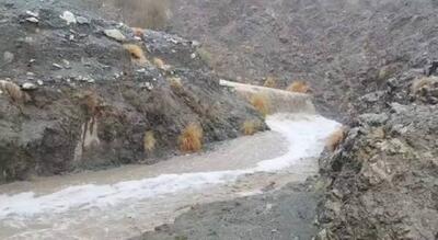  بارش باران و تگرگ و جاری شدن رودخانه‌های فصلی کهنوج + فیلم