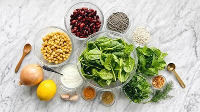  طرز تهیه آش ترش مازندرانی؛ آش محلی خوشمزه با رب انار و سبزی‌ های معطر