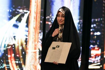  تقدیم جایزه برنده بهترین مستند جشنواره فیلم کوتاه تهران به رهبر شهید - تسنیم