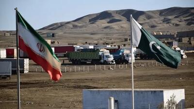  روزنامه‌نگار اکسپرس نیوز: در مرز ایران و پاکستان، فقط کانتینر‌هایی که اسناد ترخیص آن‌ها پیش از ۹ روز قبل ثبت شده بود، اجازه عبور یافته‌اند/ پاکستان به جز چند اظهار نظر اولیه سکوت مطلق اختیار کرده؛ این موضوع به گمانه‌زنی‌ها دامن می‌زند/ ممکن است قیمت‌های کپسول گاز در پاکستان به شدت بالاتر برود؛ فرا …