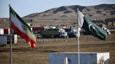  روزنامه‌نگار اکسپرس نیوز: در مرز ایران و پاکستان، فقط کانتینر‌هایی که اسناد ترخیص آن‌ها پیش از ۹ روز قبل ثبت شده بود، اجازه عبور یافته‌اند/ پاکستان به جز چند اظهار نظر اولیه سکوت مطلق اختیار کرده؛ این موضوع به گمانه‌زنی‌ها دامن می‌زند/ ممکن است قیمت‌های کپسول گاز در پاکستان به شدت بالاتر برود؛ فرا …