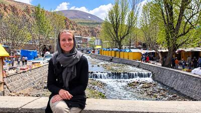  فیلم / توصیف زیبای توریست زن آلمانی از فرهنگ و تمدن ایرانی / از مترو سوارشدن تا صف سیب زمینی سرخ ده
