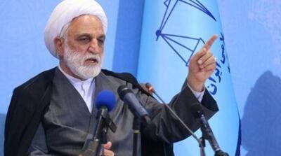  در صدر نصایح و دستورات ایشان، آن بود که حتی برای لحظه‌ای نباید فرصت‌ها را از دست ندهیم/ رهبری کاملاً مشرف به مسائل روز داخلی و خارجی هستند و از مجاری مختلف، اطلاعات به ایشان واصل می‌شود/ ایشان در نهایت صلابت و صحت هستند/ ‌خیرخواهی رهبری برای عموم مردم، حقیقتاً شگرف بود - مردم سالاری آنلاین