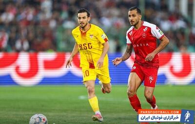  عکس ؛ محاصره محمدمهدی محبی توسط مدافعان فولاد مقابل پرسپولیس