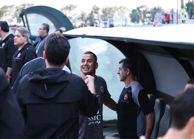  خوش‌وبش گرم حامد لک و فرشاد احمدزاده با کریم باقری و اعضای نیمکت پرسپولیس