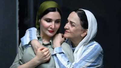 ببینید| تذکر جالب گلاب آدینه به نورا هاشمی روی صحنه
