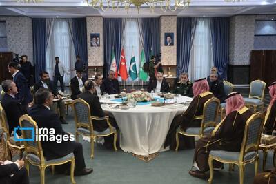  سرلشگر محسن رضایی با لباس نظامی در نشست ۴ جانبه