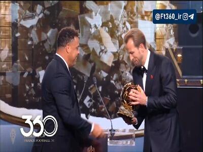  لحظه اهدا توپ طلا توسط رونالدو نازاریو به هری کین | آخرین خبر