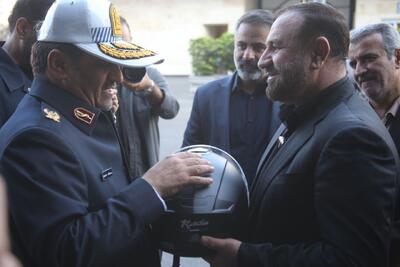  کلاه ایمنی پلیس بر سر دادستان تهران