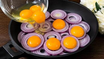  با تخم‌مرغ، گوجه و پنیر یک صبحانه متفاوت درست کنید؛ آماده در چند دقیقه!