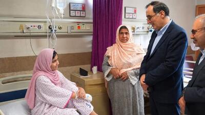  عیادت رئیس بنیاد شهید و امور ایثارگران از نوجوان حادثه دیده جنگ تحمیلی رمضان در سیریک